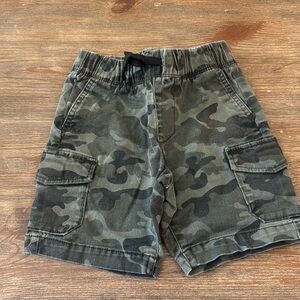 Kids Old Navy camo cargo shorts